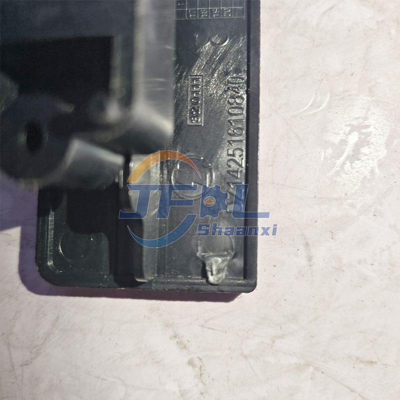 Shacman Truck Interior Parts DZ14251610840 Overhead Bin Lock Clip Storage Box Fastener for Shacman Delong X3000 X5000 X6000