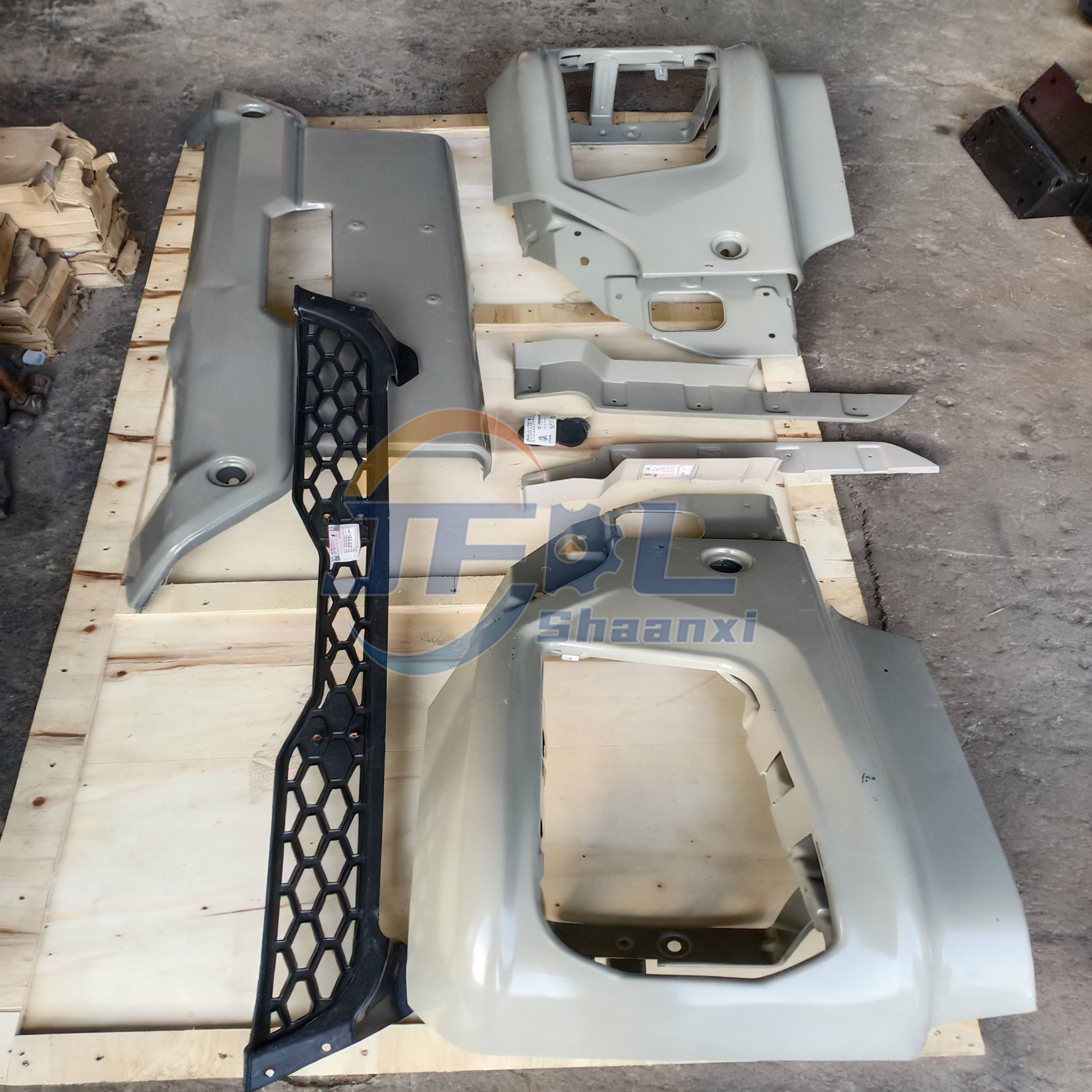 Shacman Bumper Sub-assembly Assembly /2019 Model / Cooled Wide / Light Mesh DZ97259624150 DZ97259624040 DZ97259624030 DZ97259624050 DZ97259624004 DZ97259624010 DZ97259624008 DZ97259624007