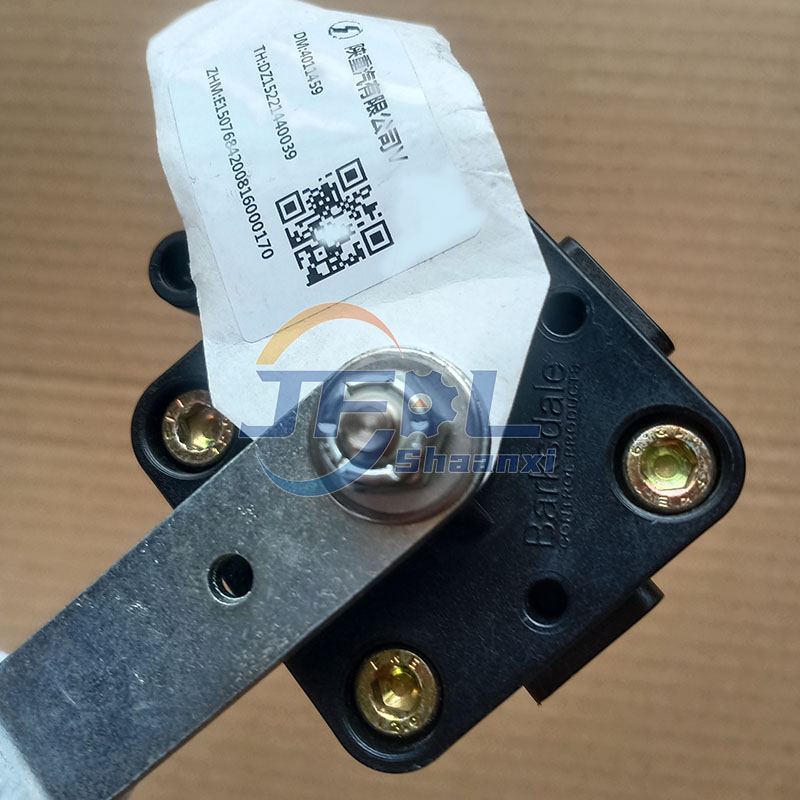 Shacman X3000 Cab Spare Parts Airbag Height Control Valve DZ15221440034 DZ15221440036 DZ15221440037 DZ15221440039 New Height Valve
