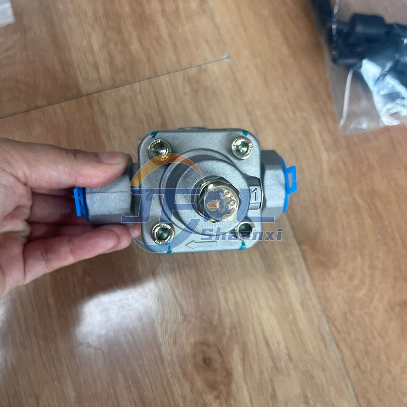 Shacman Truck Spare Parts Engine Hydraulic Pump Overflow Valve DZ9100360370 Pressure Relief Valve